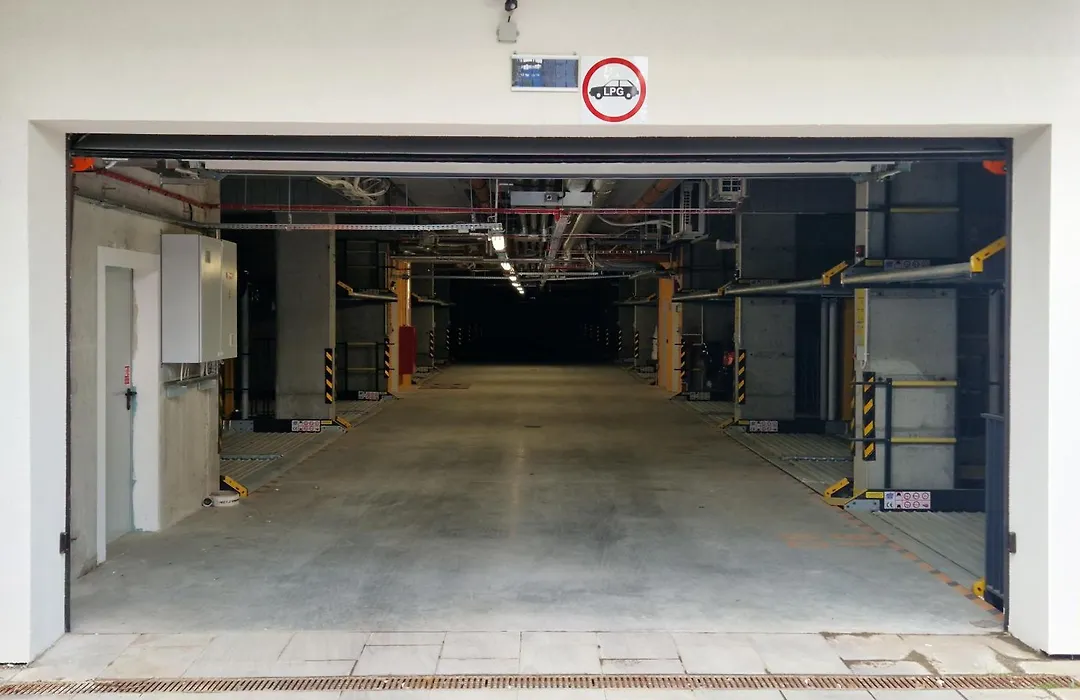 Captain-Cook, Parking, Next To Aquarius Hotel-1
